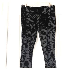 Black and grey pattern nike leggings